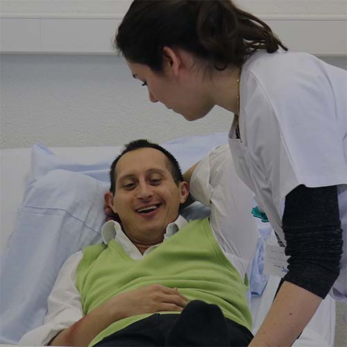 Patient im Krankenhausbett mit Pflegerin Patient im Krankenhausbett mit Pflegerin